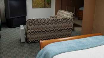 The Maple UnCommon Guest House & Gallery